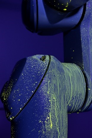 Figure 2:  A Stäubli robot with fluorescent tracer substance (riboflavin)(Source: Stäubli/SKAN).