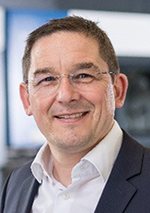 Die Abbildung zeigt ein Porträt des Autors Rainer Straub.