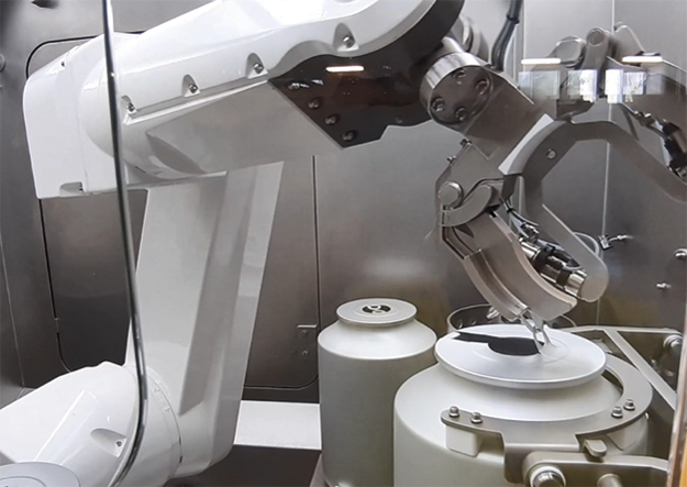 Robotics in a sterile Pharma Isolator / Sterile Discharging of large Aluminum Cans into a Process Vessel – Case Study / Beitrag aus TechnoPharm 11, Nr. 3, 122-129 (2021)