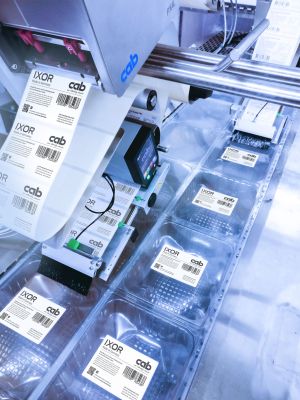 Automatisiert kennzeichnen: Druckmodul, Etikettierer und Sensor setzen neue Maßstäbe