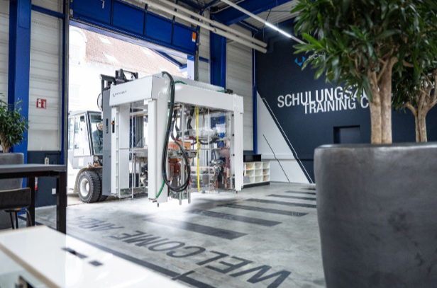 Einzug neuer Übungsmaschine in das Schulungszentrum der Gerhard Schubert GmbH