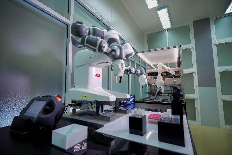 Schneller zum COVID-19-Impfstoff – ABB-Roboter helfen in Thailand mit