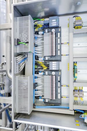 Ventilinseln als pneumatische Automatisierungssysteme in der Prozessindustrie / Hohe Verfügbarkeit und sicheres Abschalten