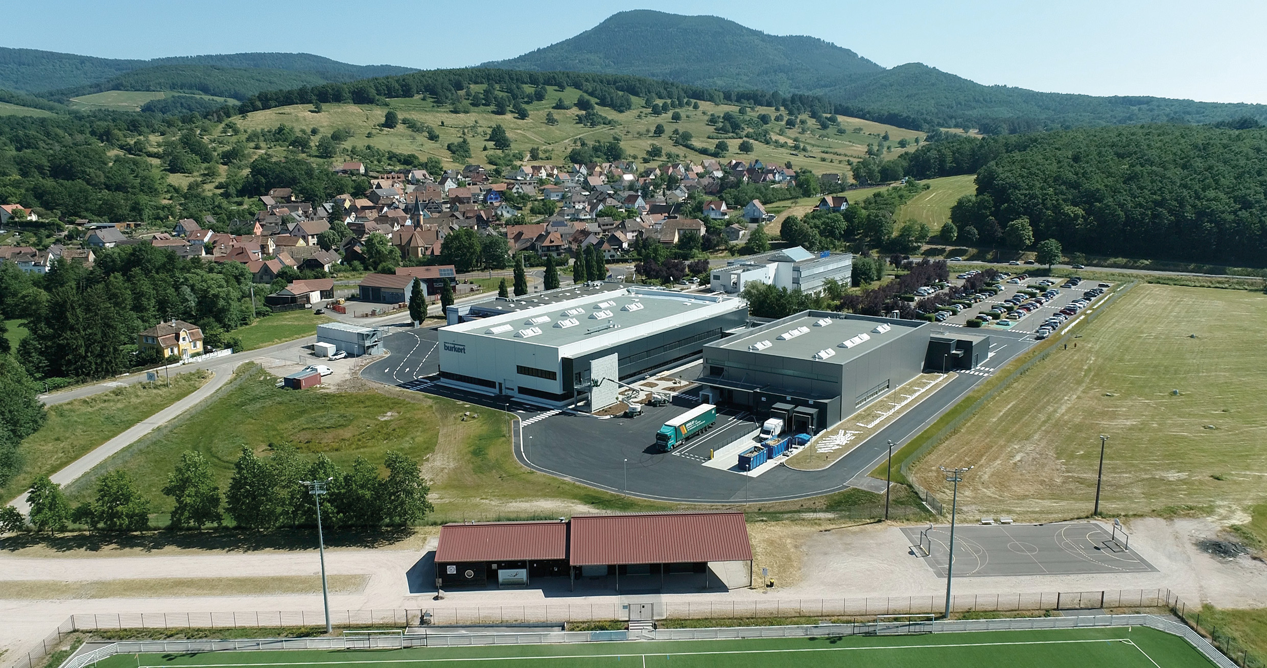 Bürkert: Erweiterungsbau im elsässischen Triembach au Val offiziell eröffnet