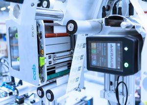 Covid-19-Schnelltest: Maschinenkombination stellt bereit, beschriftet und verpackt