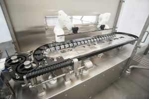 Stäubli: Tempo und Präzision beim Vial-Handling / Roboter bei der Be- und Entladung von Gefriertrocknungsanlagen