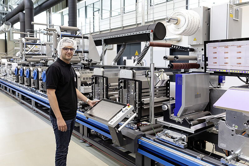 Neue Fertigungslinie in Betrieb genommen / Schreiner Group produziert in Dorfen Etiketten mit Aufhängebügel